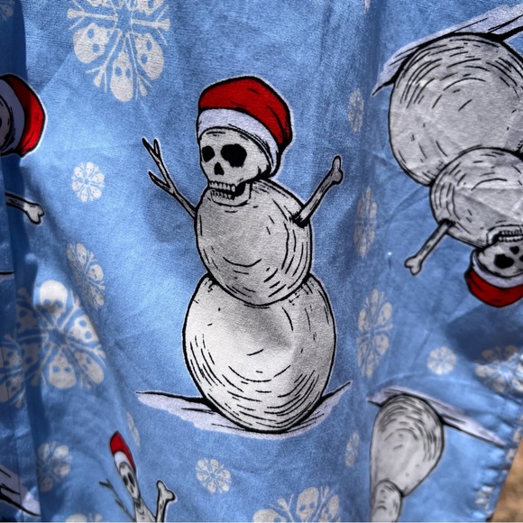 NWT VSTR PREMIUM Men’s Buttoned Down Shirt Size XL Light Blue Skull Snowmen - Picture 6 of 8